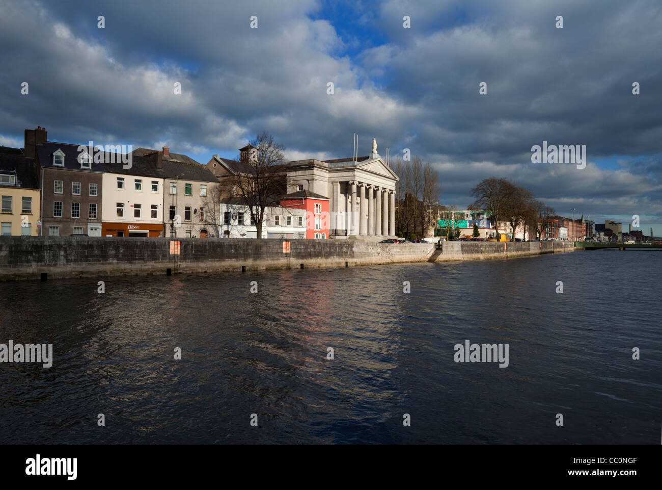 L'église St Mary à côté de la rivière Lee, Cork, Irlande Banque D'Images