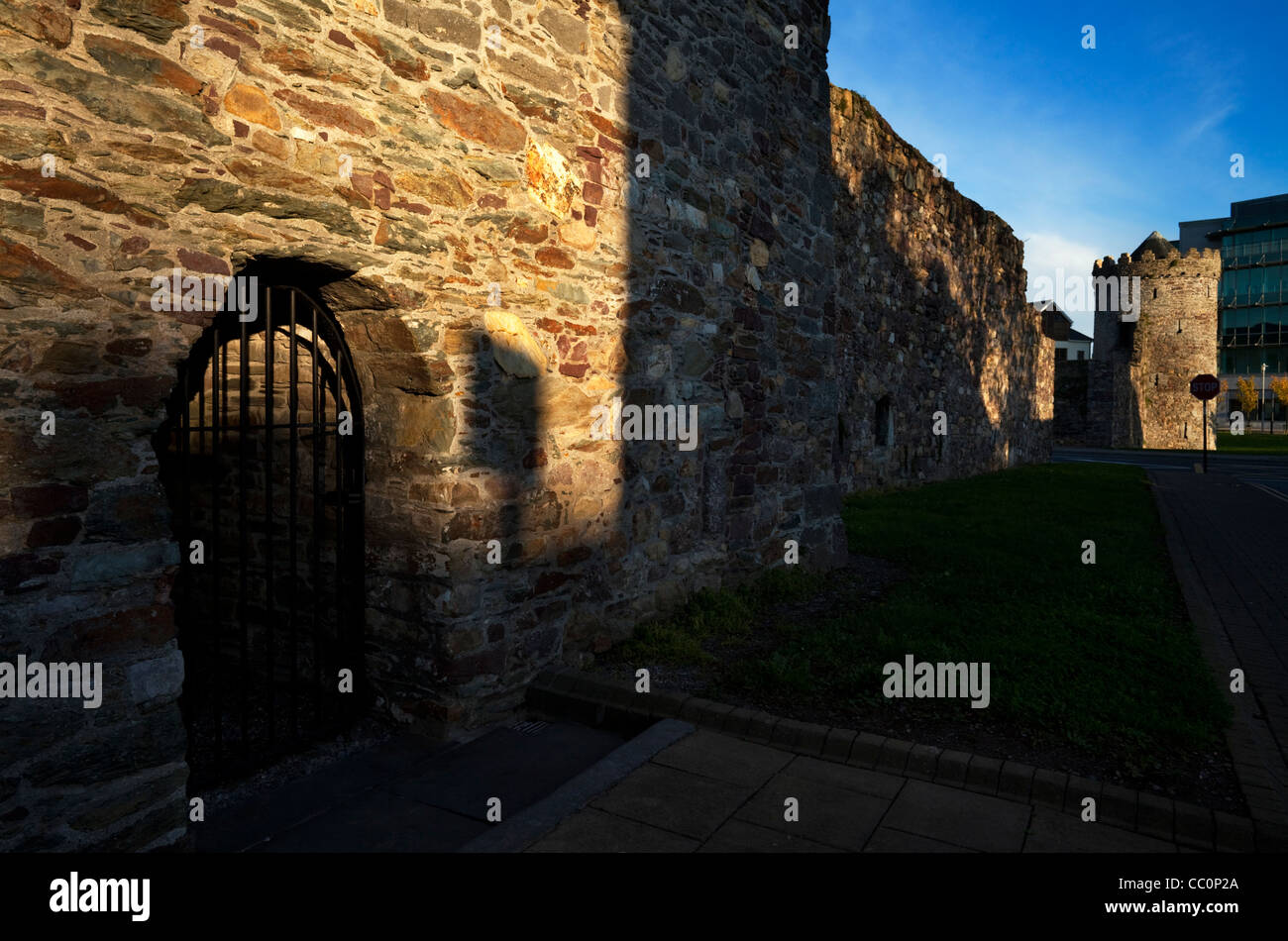 Passerelle dans la ville du 13e siècle les murs, près de la Tour du Guet, Manor Road, Waterford City, Ireland Banque D'Images