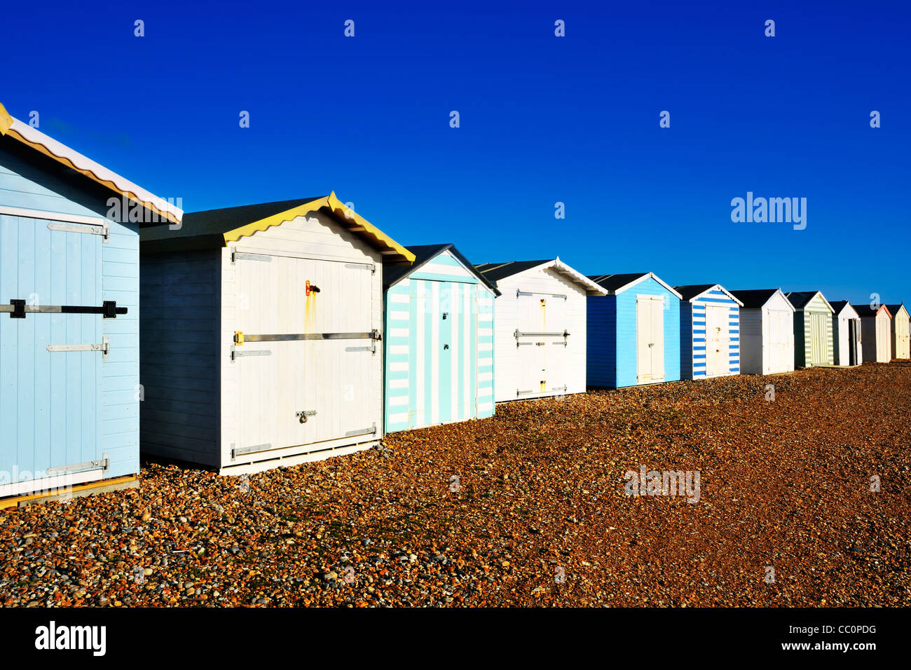 Rangée de cabines de plage par un beau jour, près de Hastings, East Sussex Banque D'Images