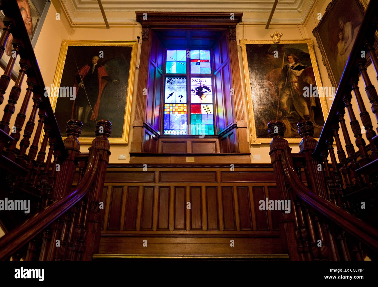 Escalier, vitraux, et des peintures de l'intérieur de la Crawford Art Gallery, la ville de Cork, Irlande Banque D'Images