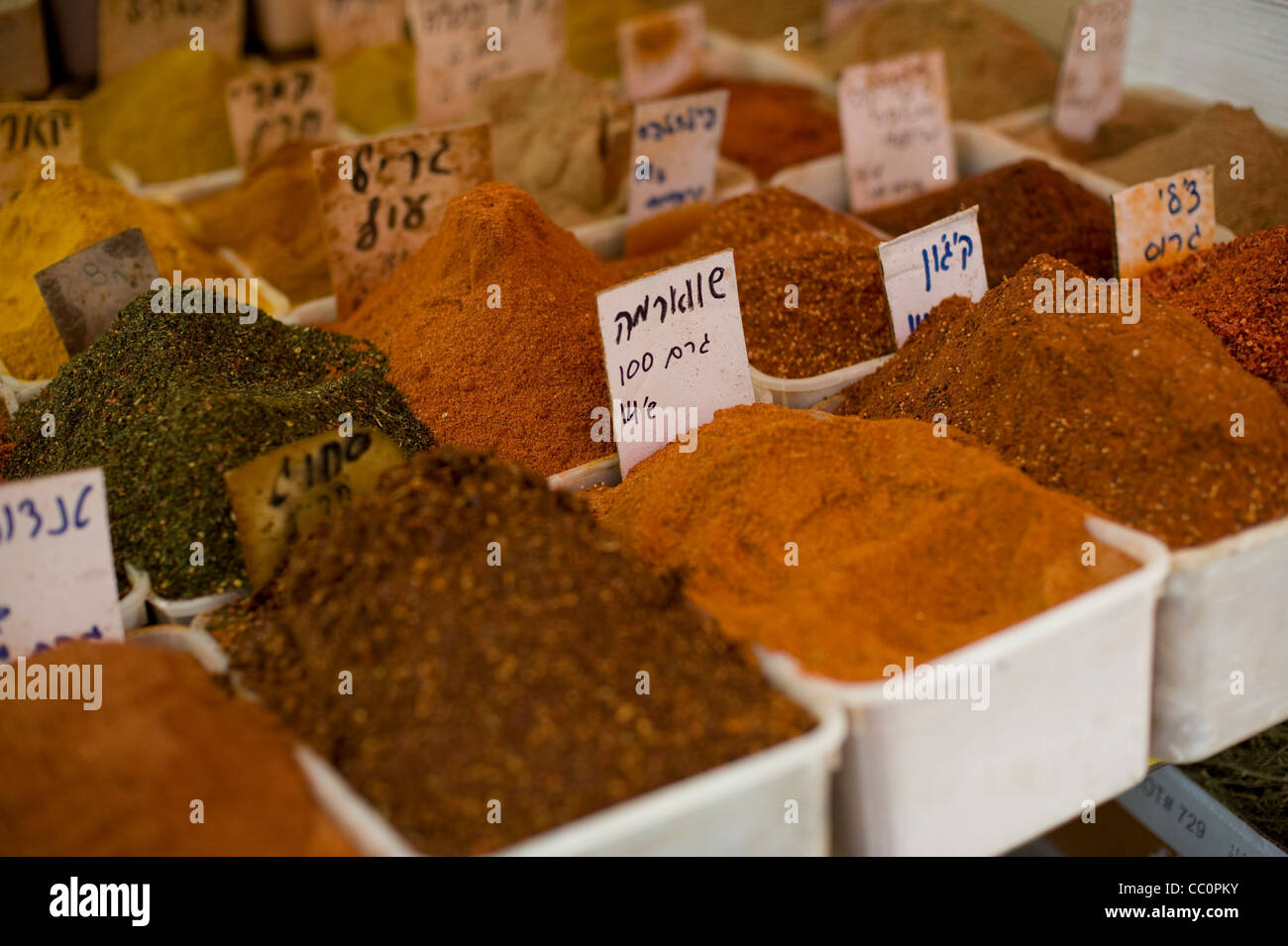 Épices à un étal de marché de Carmel Tel Aviv ISRAËL Banque D'Images