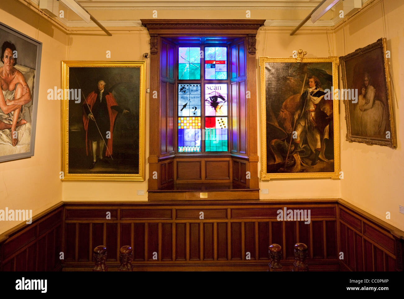 Escalier, vitraux, et des peintures de l'intérieur de la Crawford Art Gallery, la ville de Cork, Irlande Banque D'Images