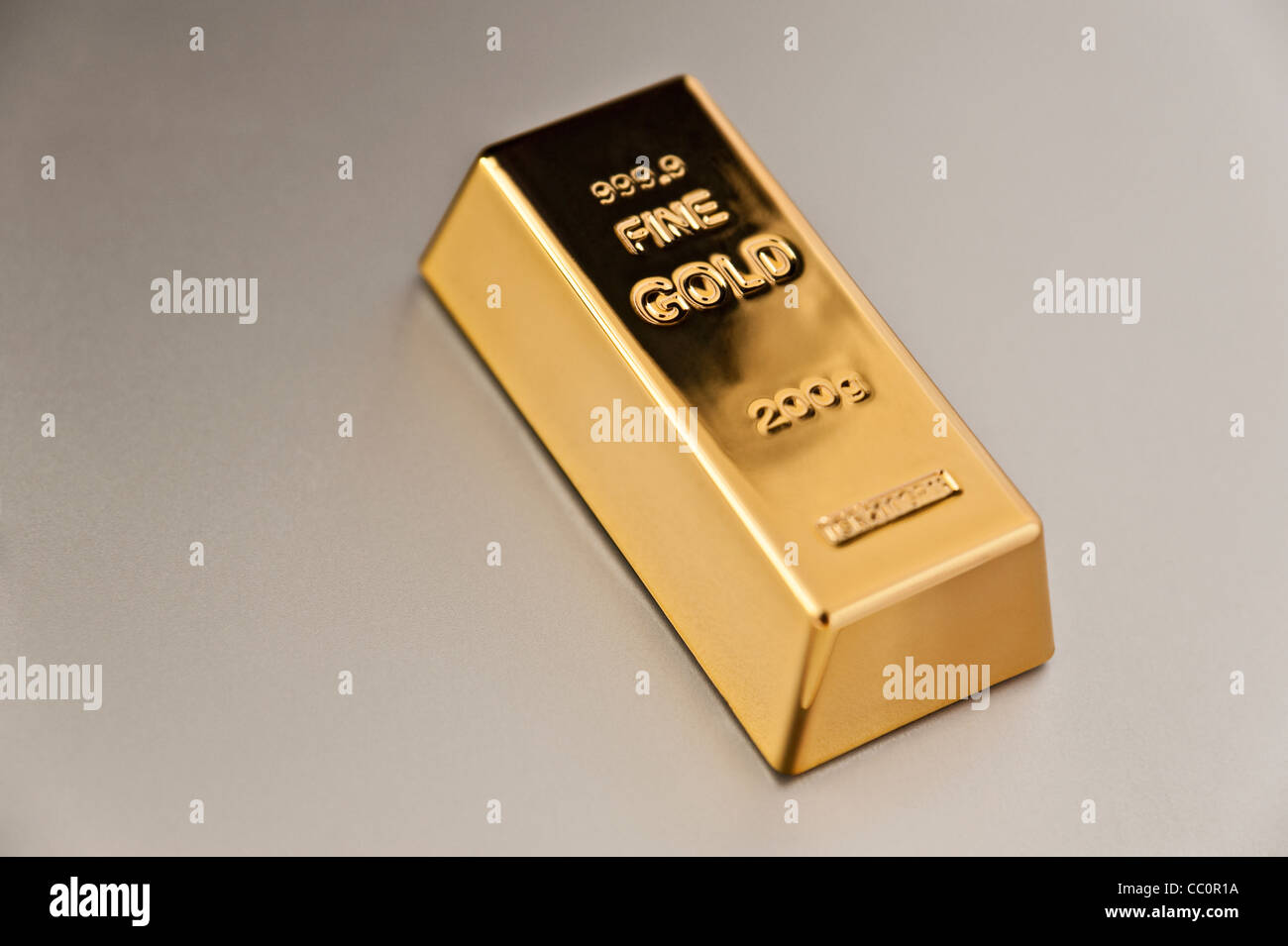 Fine Gold Bar 200 grammes sur fond argent Banque D'Images