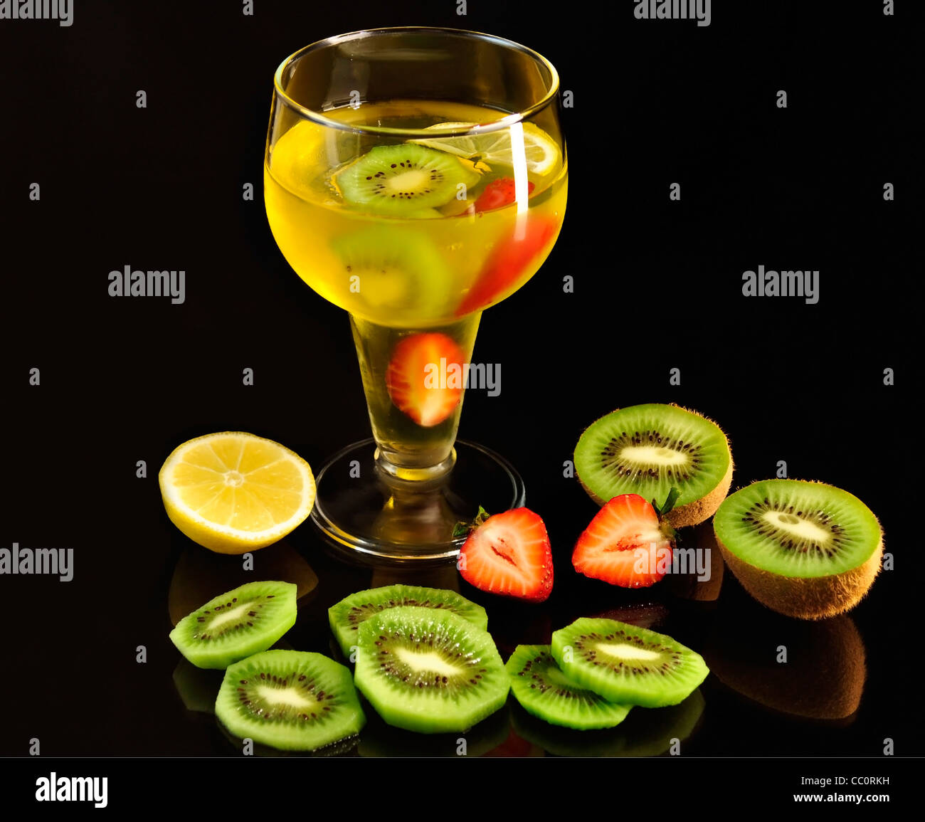 Jello dans un verre de fruits et fruits frais Banque D'Images