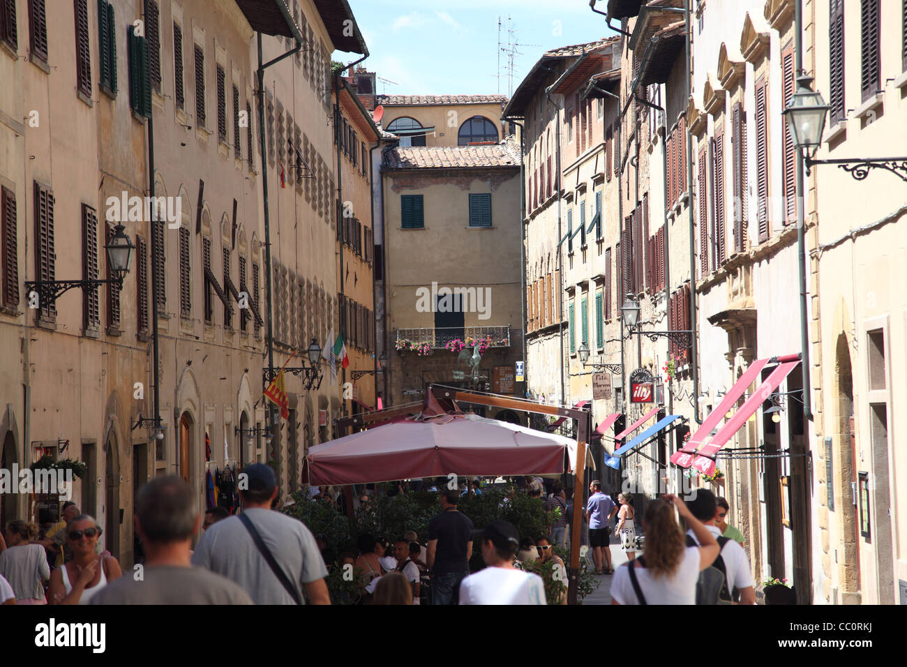 Boutiques, cafés et bars à Volterra, Toscane, Italie. Banque D'Images