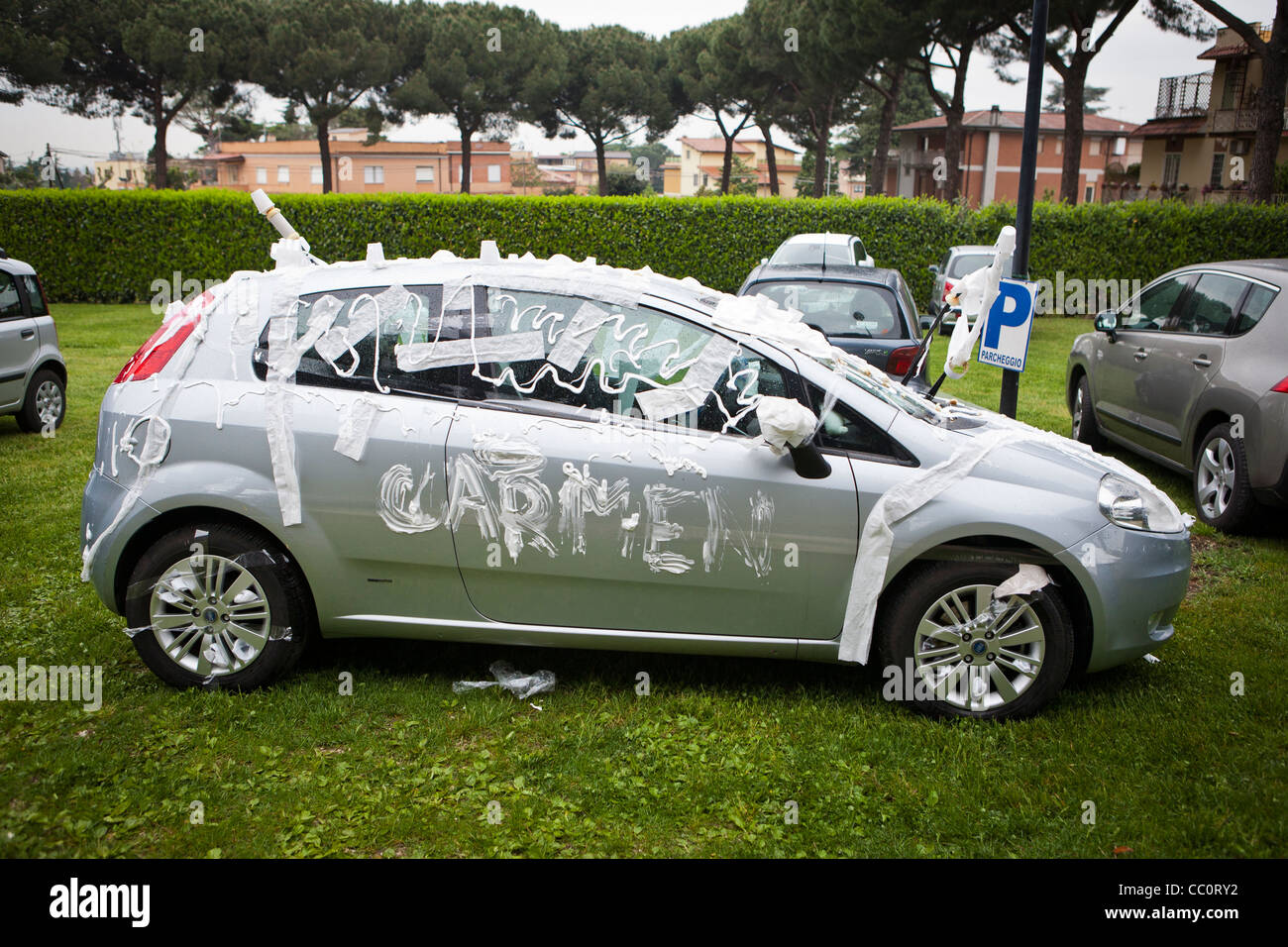Téléchargement gratuit Images La Voiture De Mariee Decores Avec Humour Par Les Invites Au le plus cool salutations