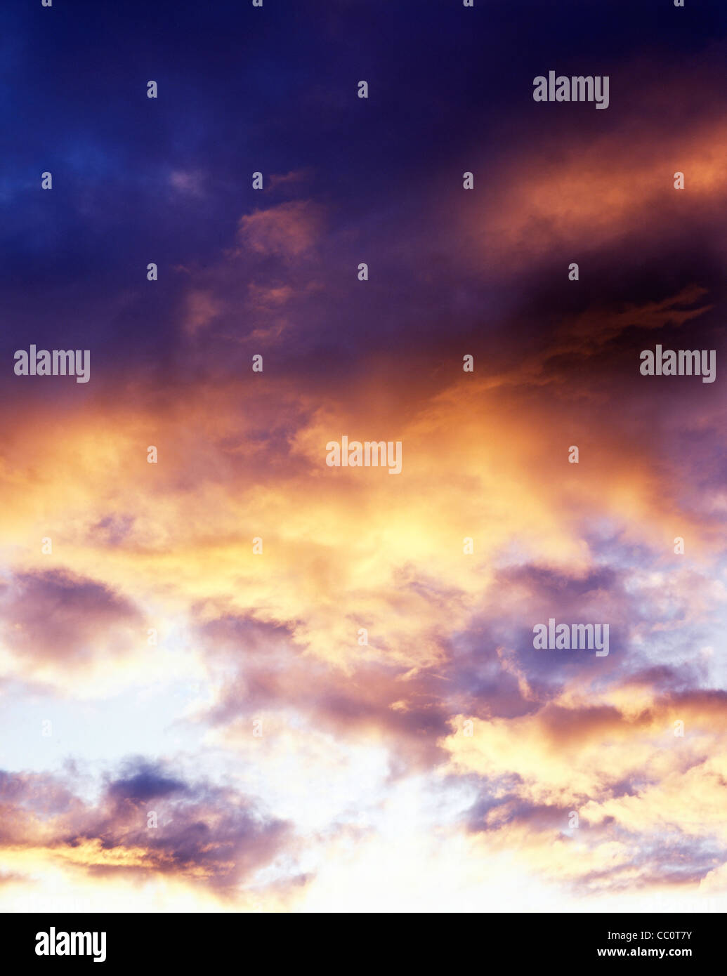 Nuages rouges au coucher du soleil ou le matin Banque D'Images