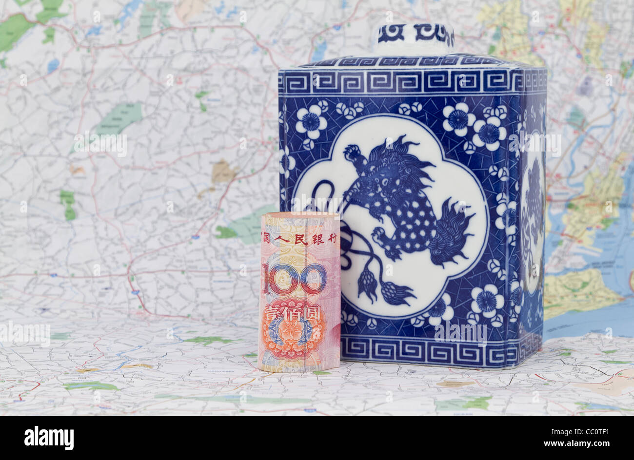 Le bureau placé sur une carte en face d'un antique porcelaine chinoise sert à symboliser le marché chinois de l'influence. Banque D'Images