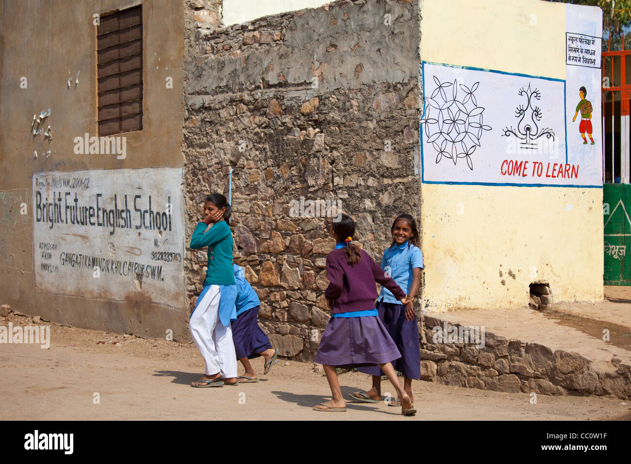 Les écolières en uniforme d'Indiens au brillant avenir école anglaise à Sawai Madhopur, Rajasthan, Inde du Nord Banque D'Images