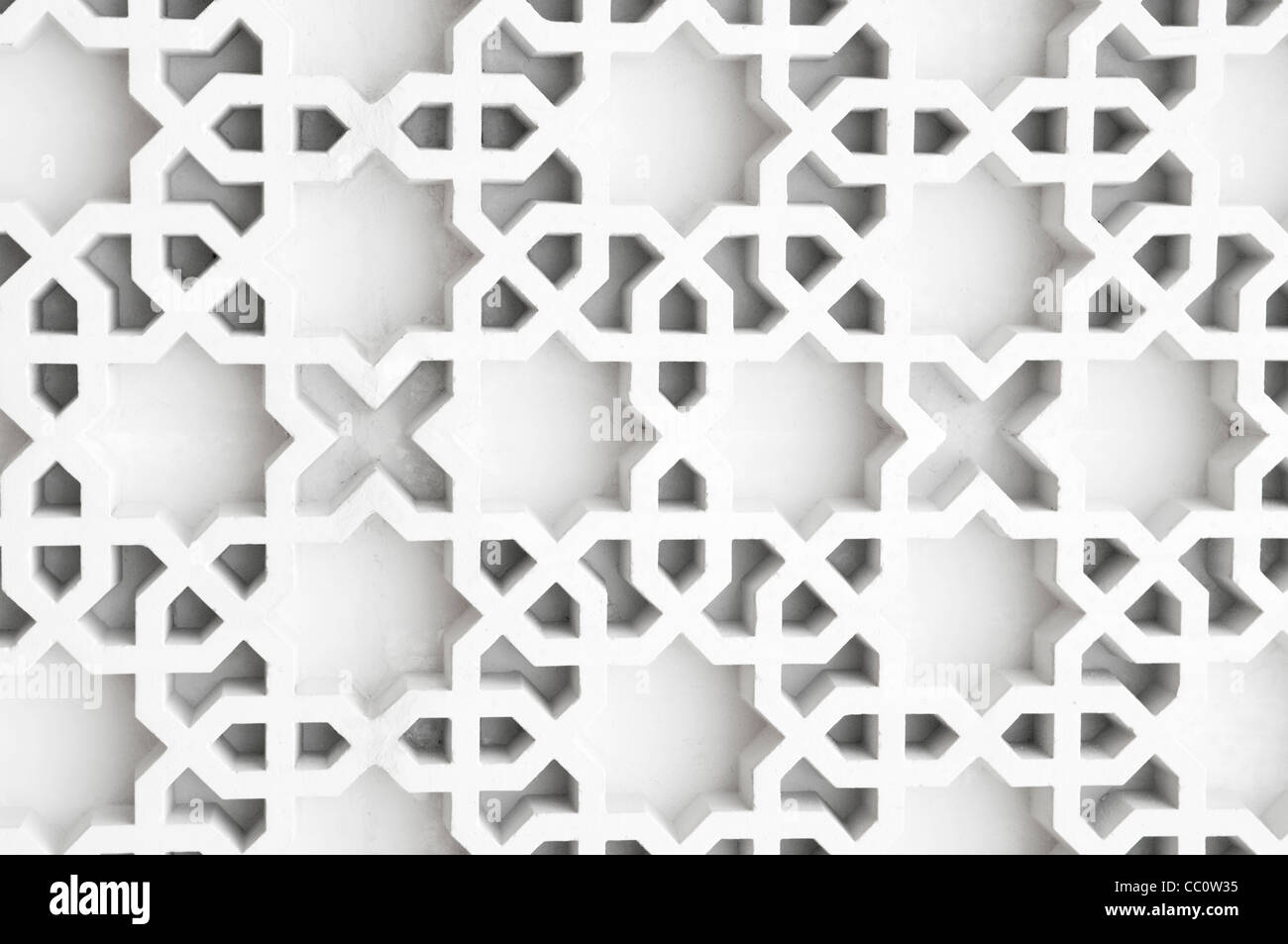 Un exemple de conception islamique dans le béton coulé sur un bâtiment en Malaisie. Banque D'Images