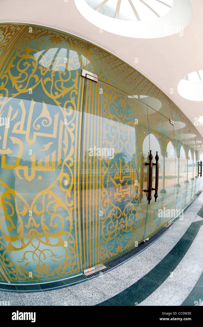 Porte islamique moderne design à Mosque Cristal, Terengganu, Malaisie. Banque D'Images