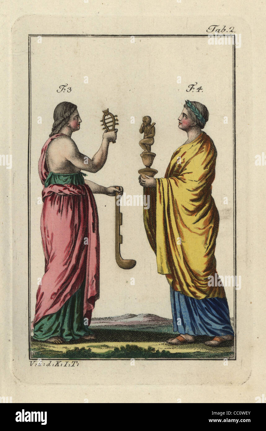Femme égyptienne avec hochet sistre sacré et simpulum louche, et prêtresse avec statue de Harpocrates, le dieu du silence. Banque D'Images