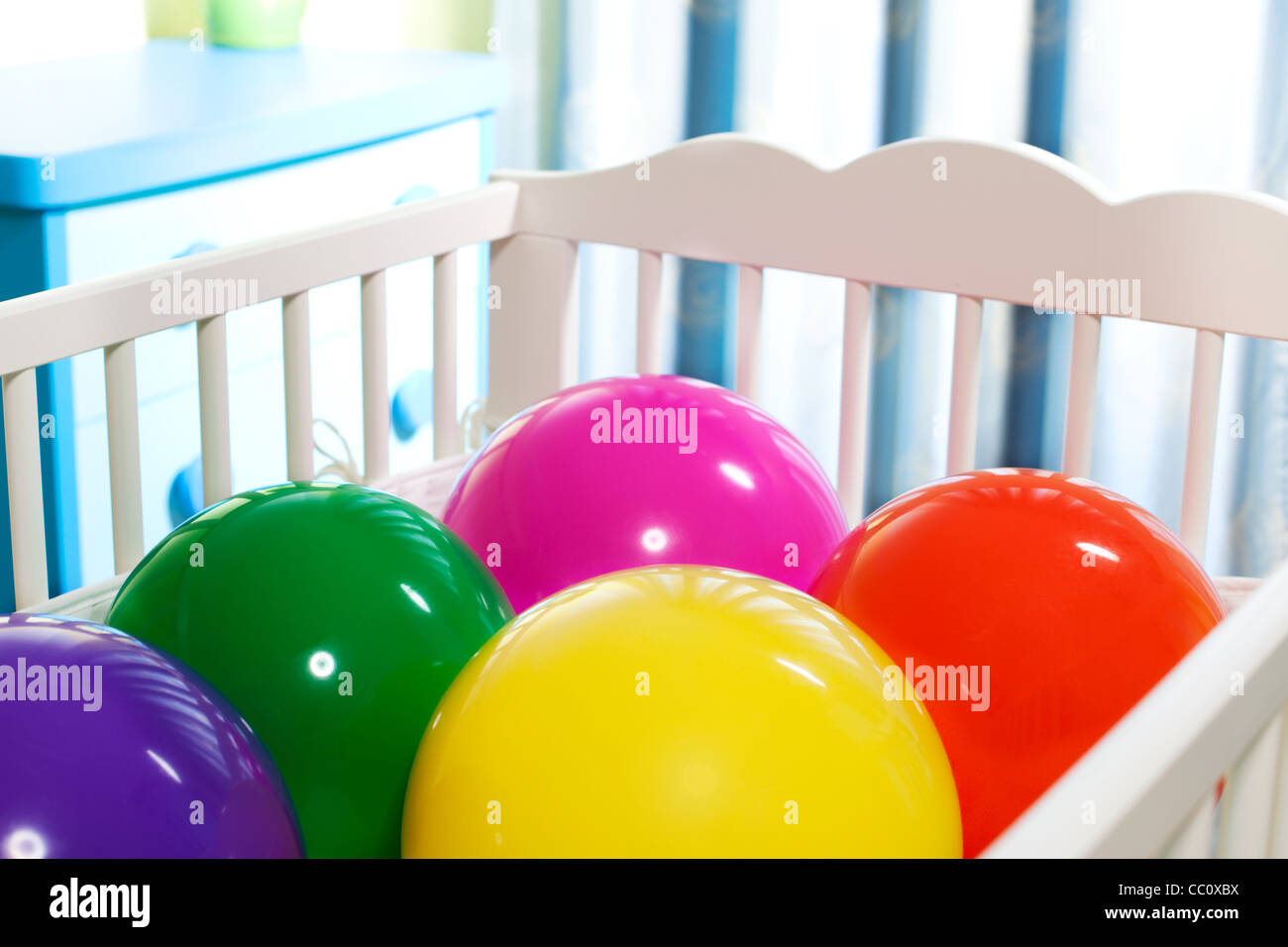 Lit Bebe Avec Boules Colorees Comme Concept De Grande Occasion De Naissance Photo Stock Alamy