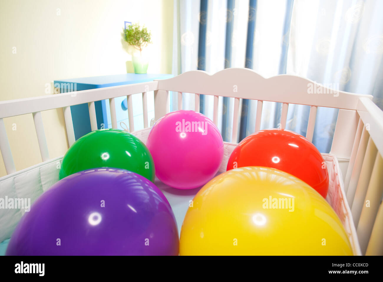 Lit Bebe Avec Boules Colorees Comme Concept De Grande Occasion De Naissance Photo Stock Alamy