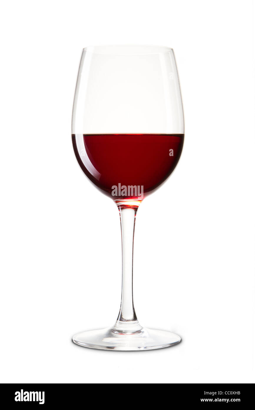 Avec la nature morte le verre de vin rouge sur fond blanc Banque D'Images