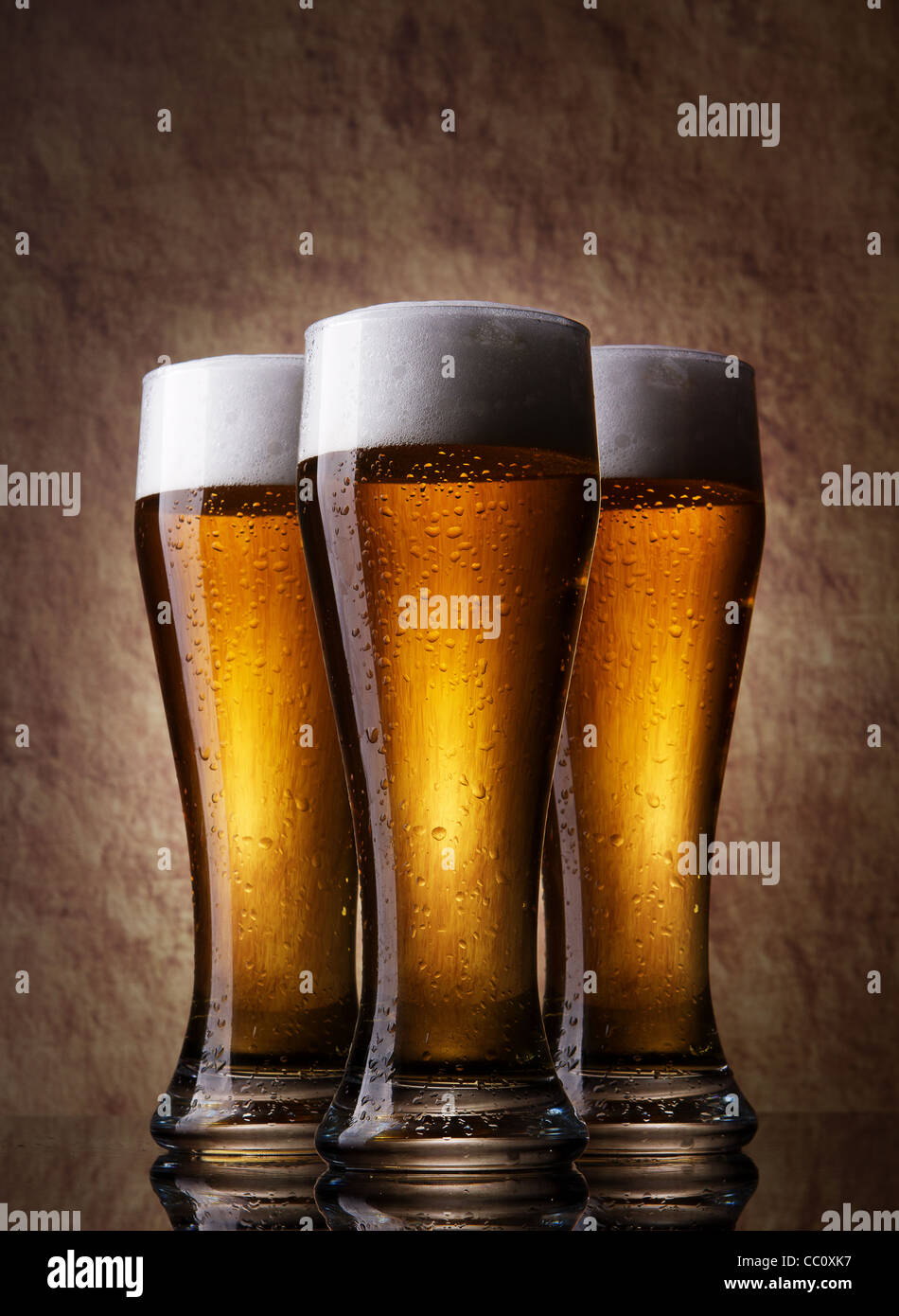 Trois bière froide dans un verre sur un old stone Banque D'Images