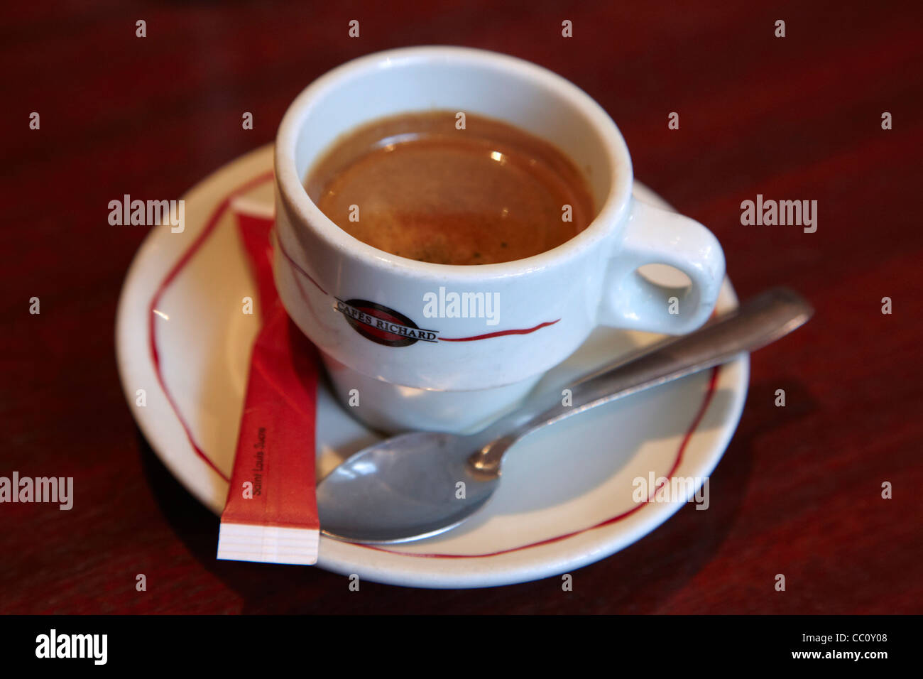 Tasse de café espresso sur une table de café, Paris, France. Banque D'Images