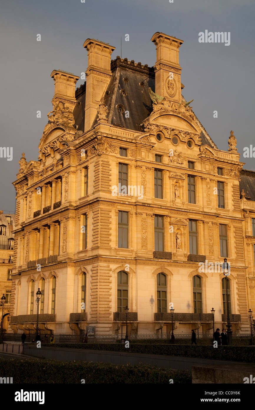 Façade du Musée d'art du Louvre à Paris, France Banque D'Images