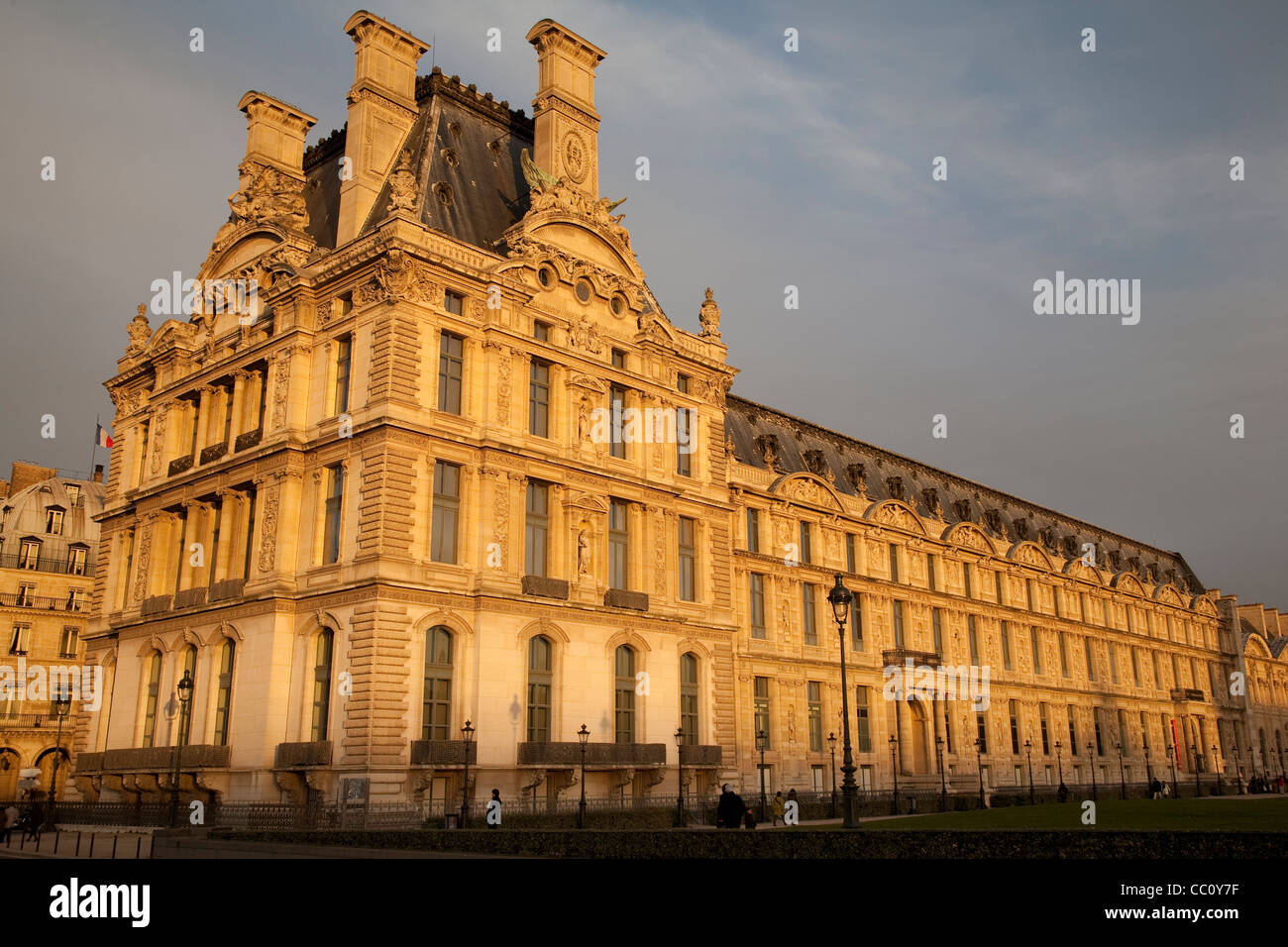 Façade du Louvre Musée d'art à la lumière du soir d'hiver à Paris, France Banque D'Images