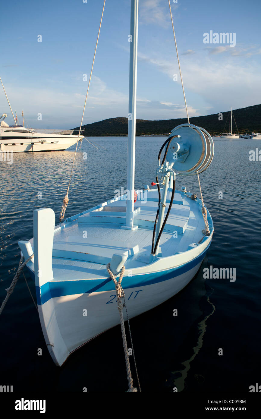 Ancien voilier soutenu avec yacht. Banque D'Images