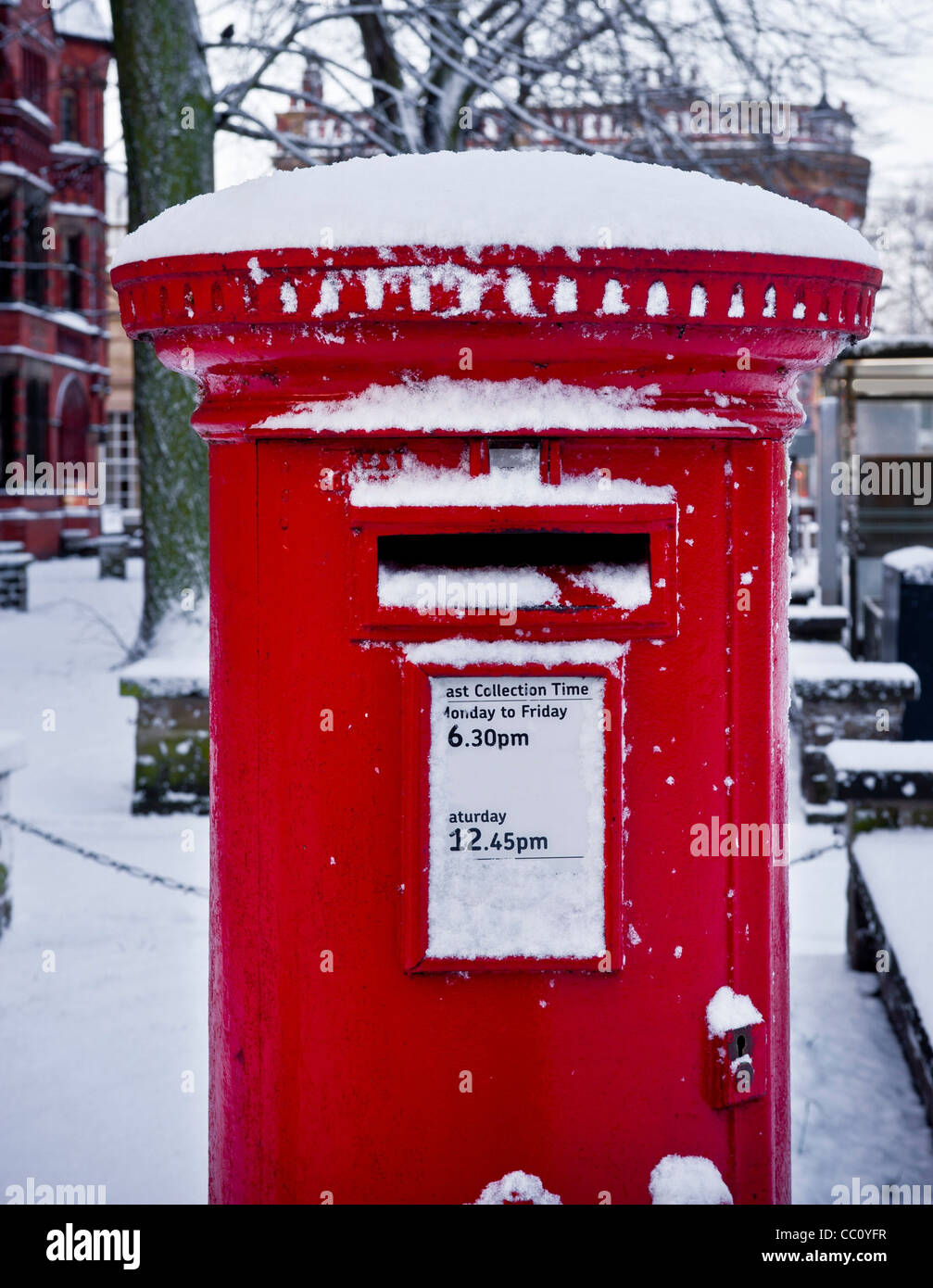 Boite aux lettres rouge dans la neige, York Banque D'Images