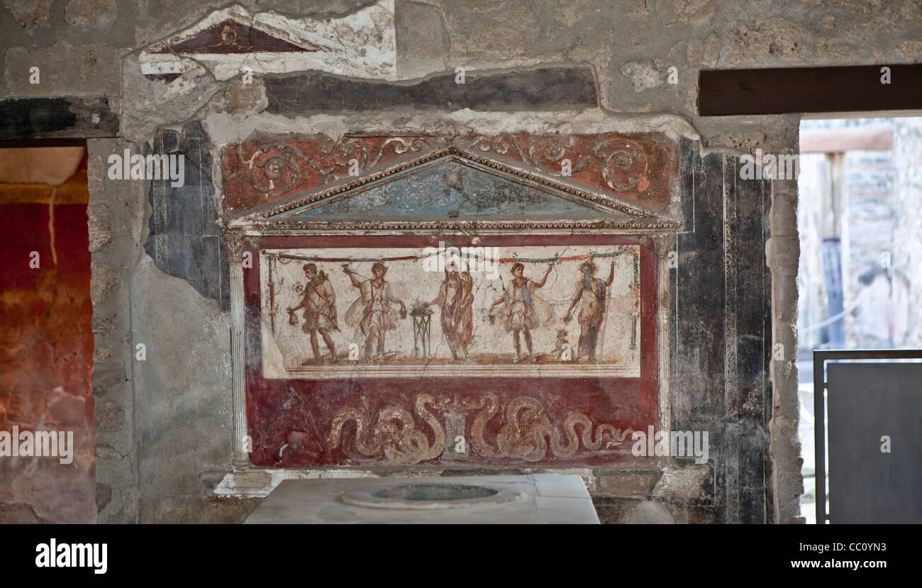 Lararium (culte) fresco dans l'atrium de l'ancienne taverne Pompéi Italie Banque D'Images