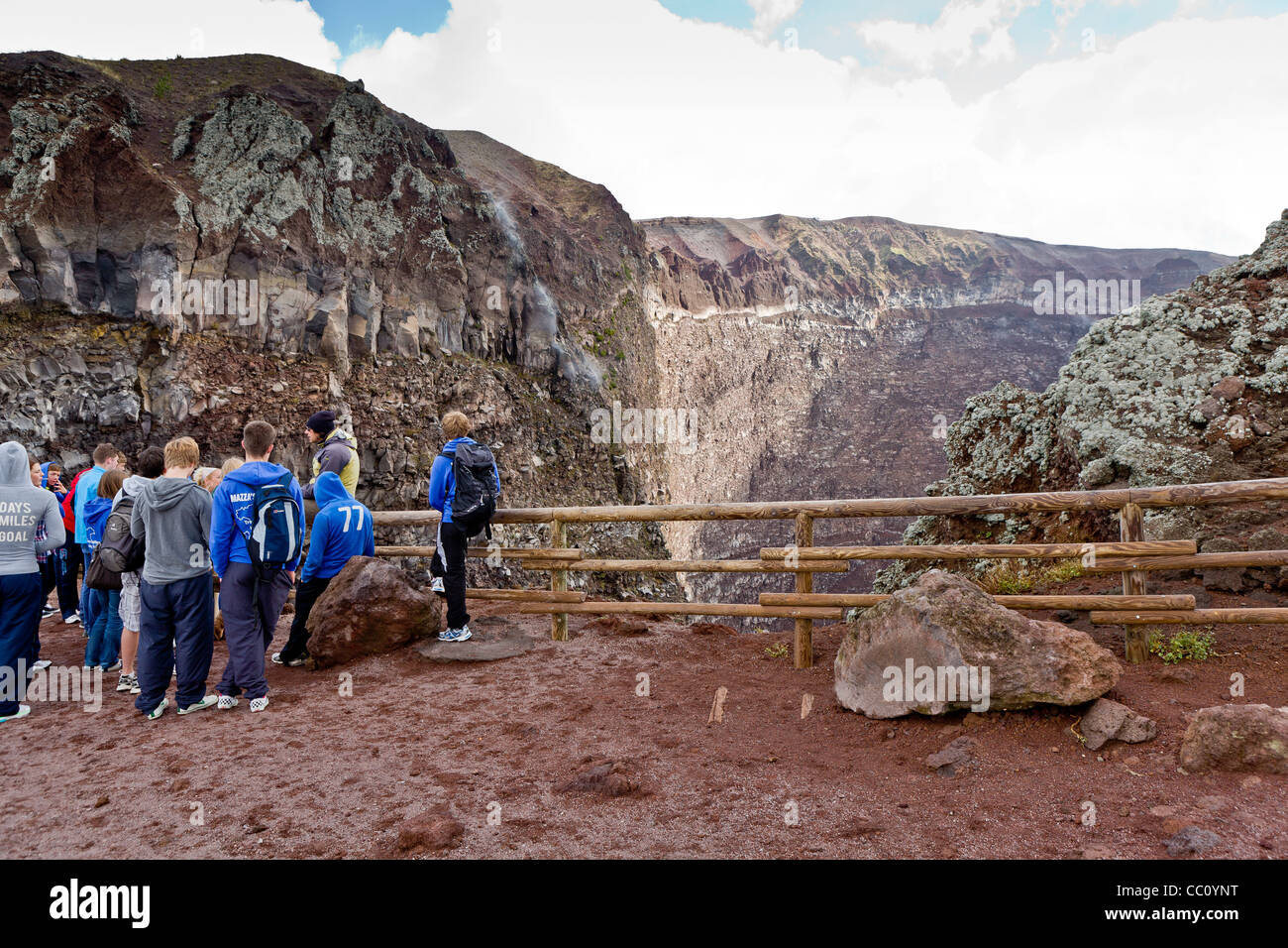 Groupe scolaire donnant sur le Mont Vésuve cratère, Campanie, Italie Banque D'Images