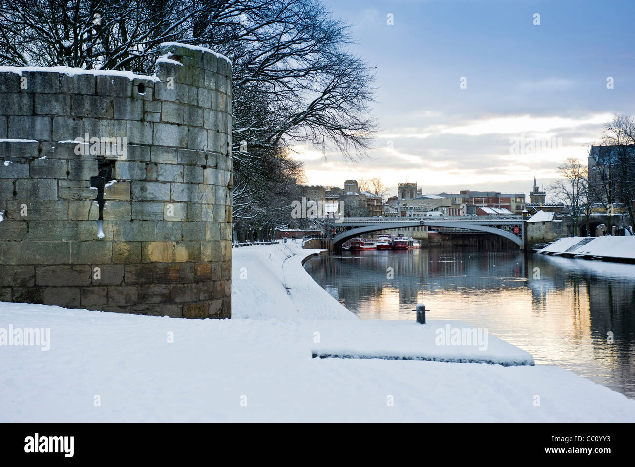 La banque de la rivière couverte de neige avec la River Ouse à distance. Banque D'Images