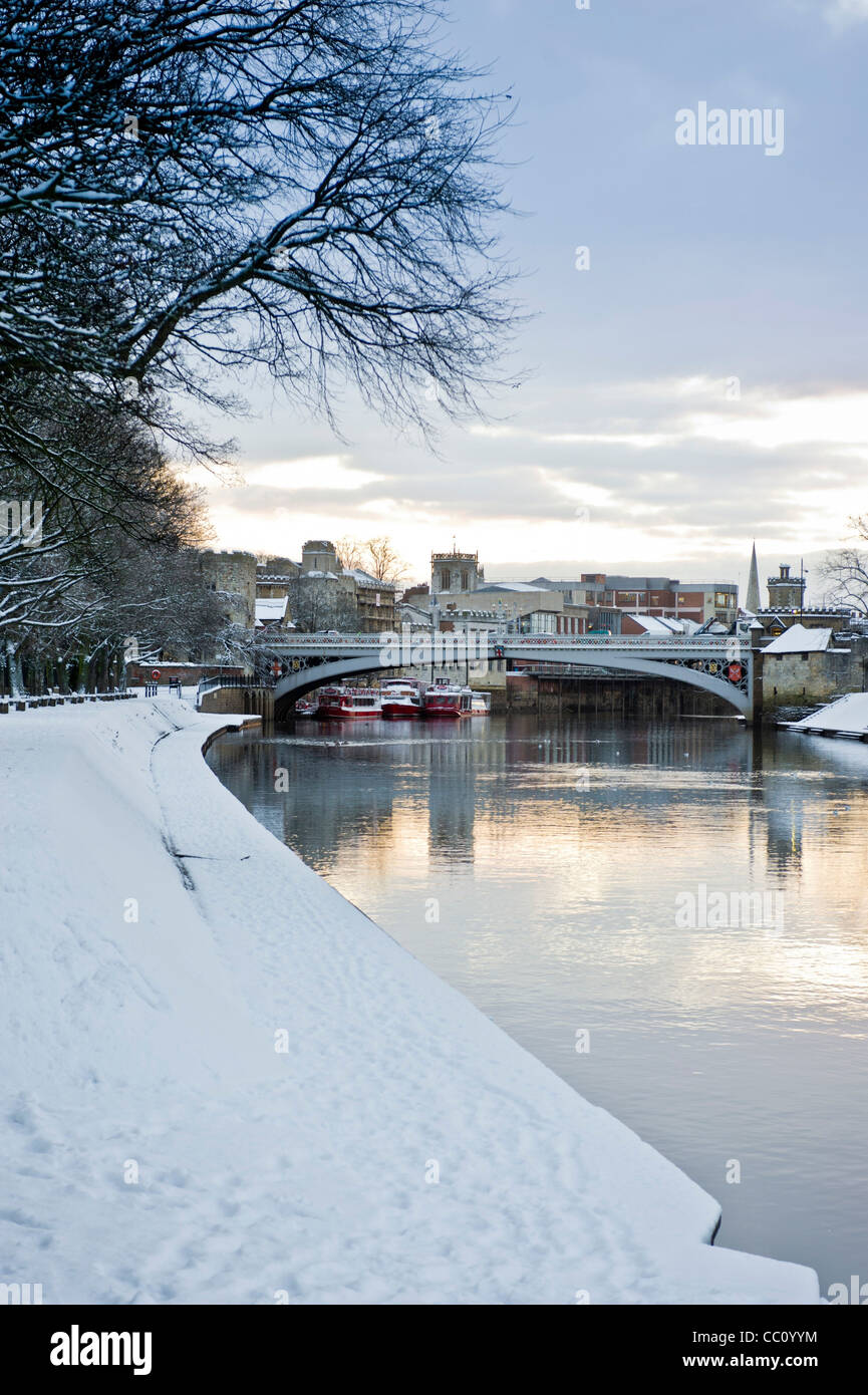 Pont de Lendal vu d'une promenade de Dame Judi Dench couverte de neige à York. Banque D'Images