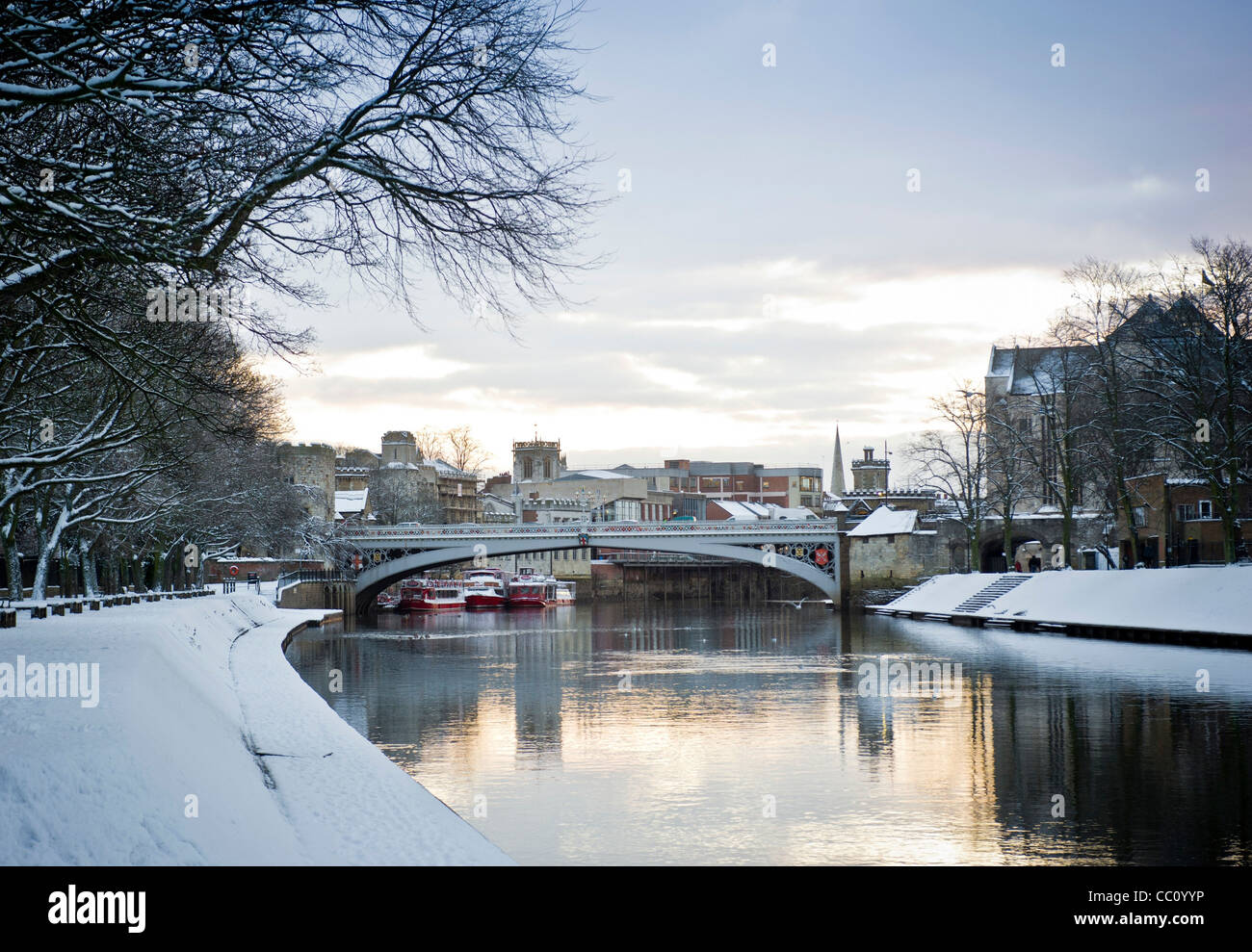 Pont de Lendal vu d'une promenade de Dame Judi Dench couverte de neige à York. Banque D'Images