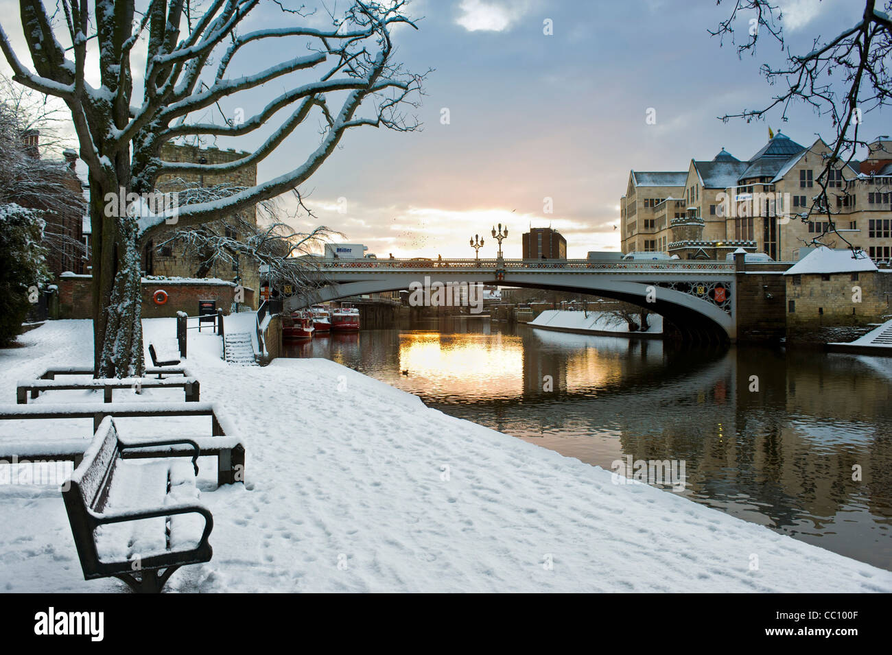 Pont de Lendal vu d'une promenade de Dame Judi Dench couverte de neige à York. Banque D'Images