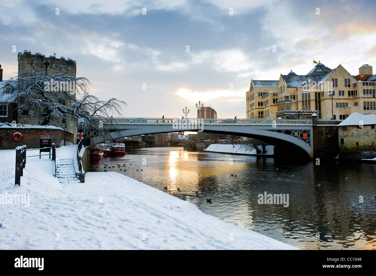 Berges couvertes de neige et Lendal bridge sur la rivière Ouse à York Banque D'Images