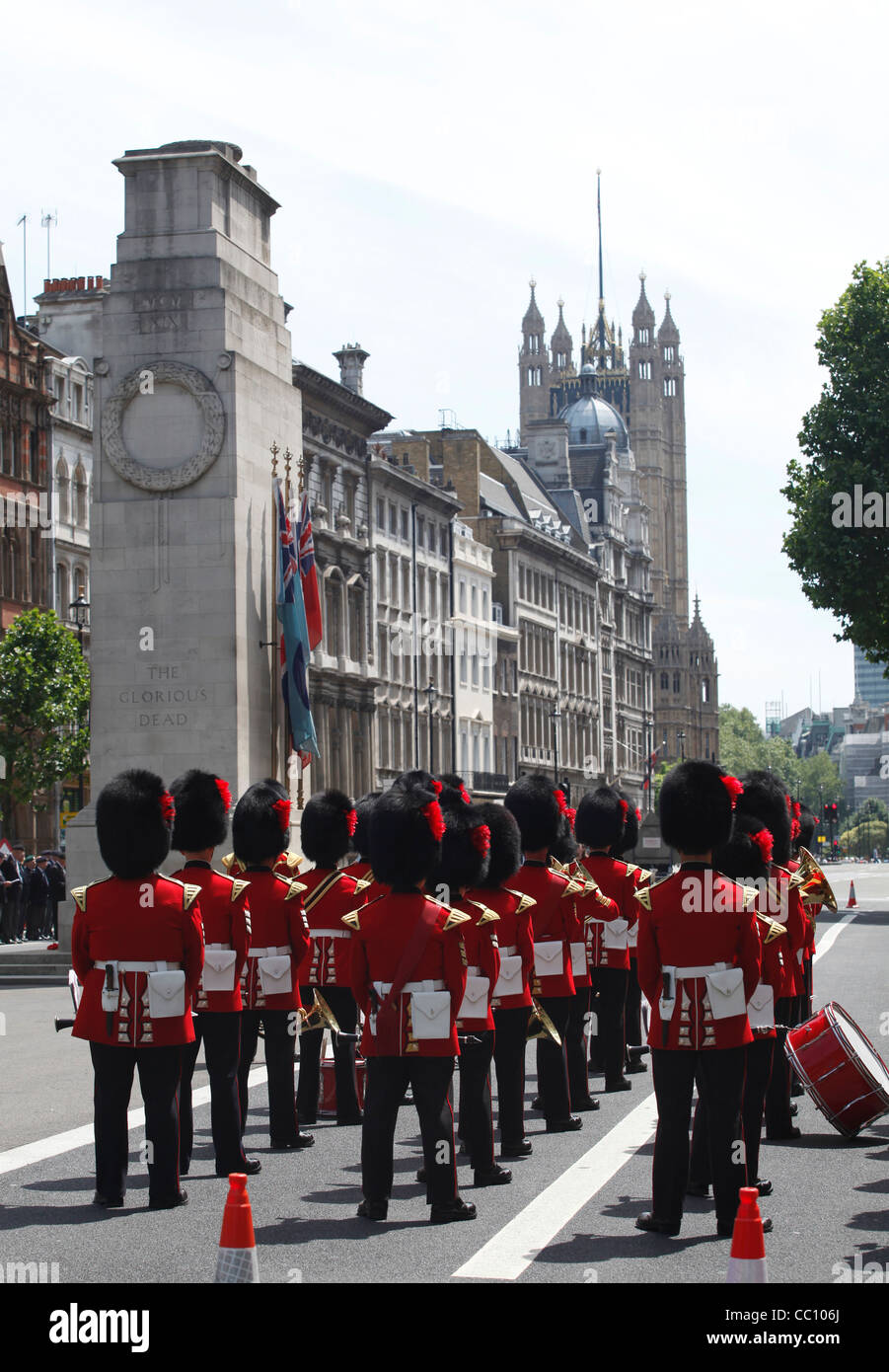 Bande militaire portant des chapeaux en peau d' Anciens Combattants Journée à Londres, Angleterre Banque D'Images