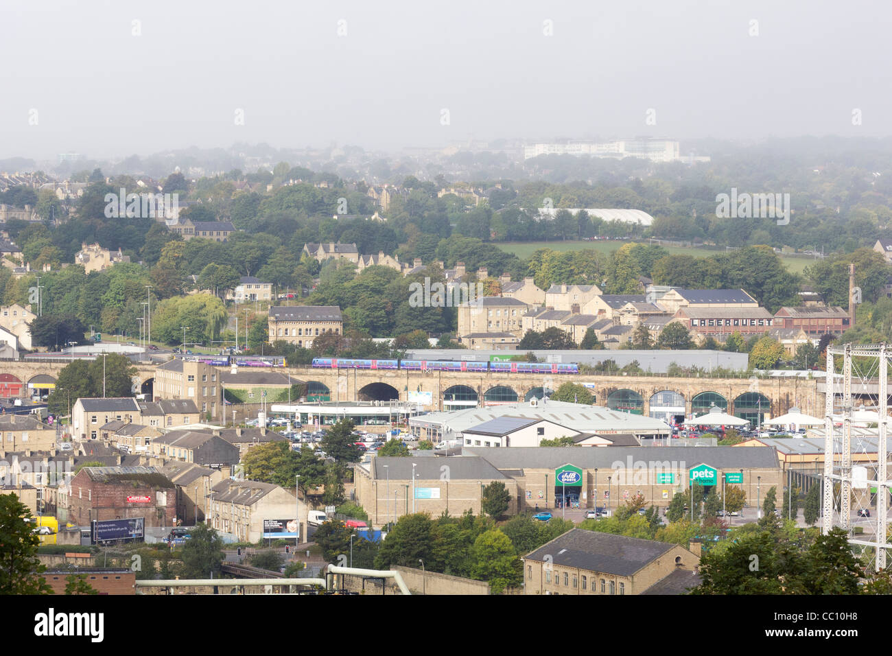 Une vue sur Huddersfield de Kilner banque à un train au départ de la gare Banque D'Images