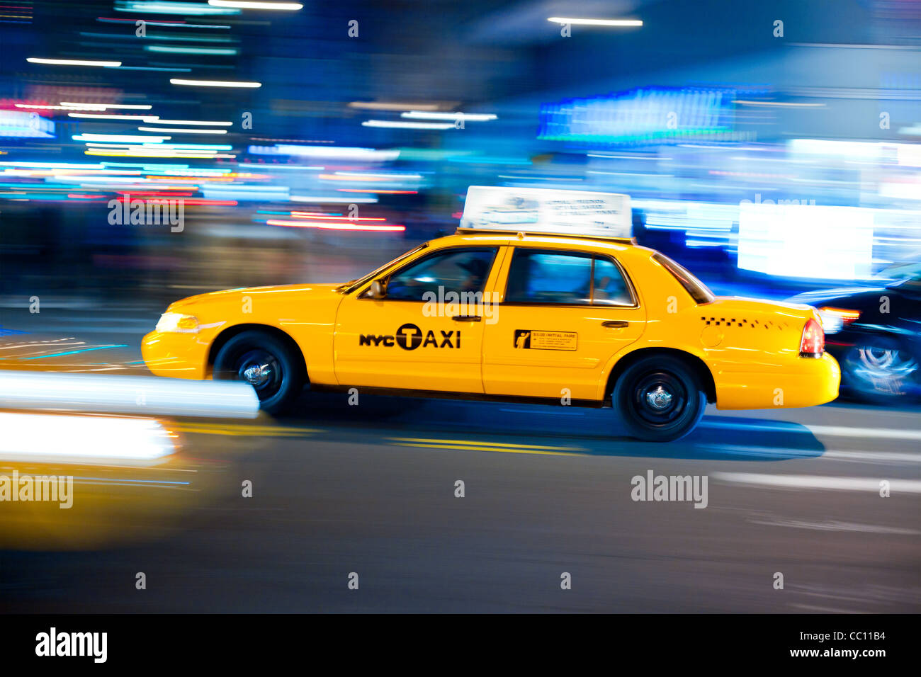 Yellow Cab à rue. Taxi, Manhattan, New York, USA. Chauffeur de taxi de New York va vite. Banque D'Images