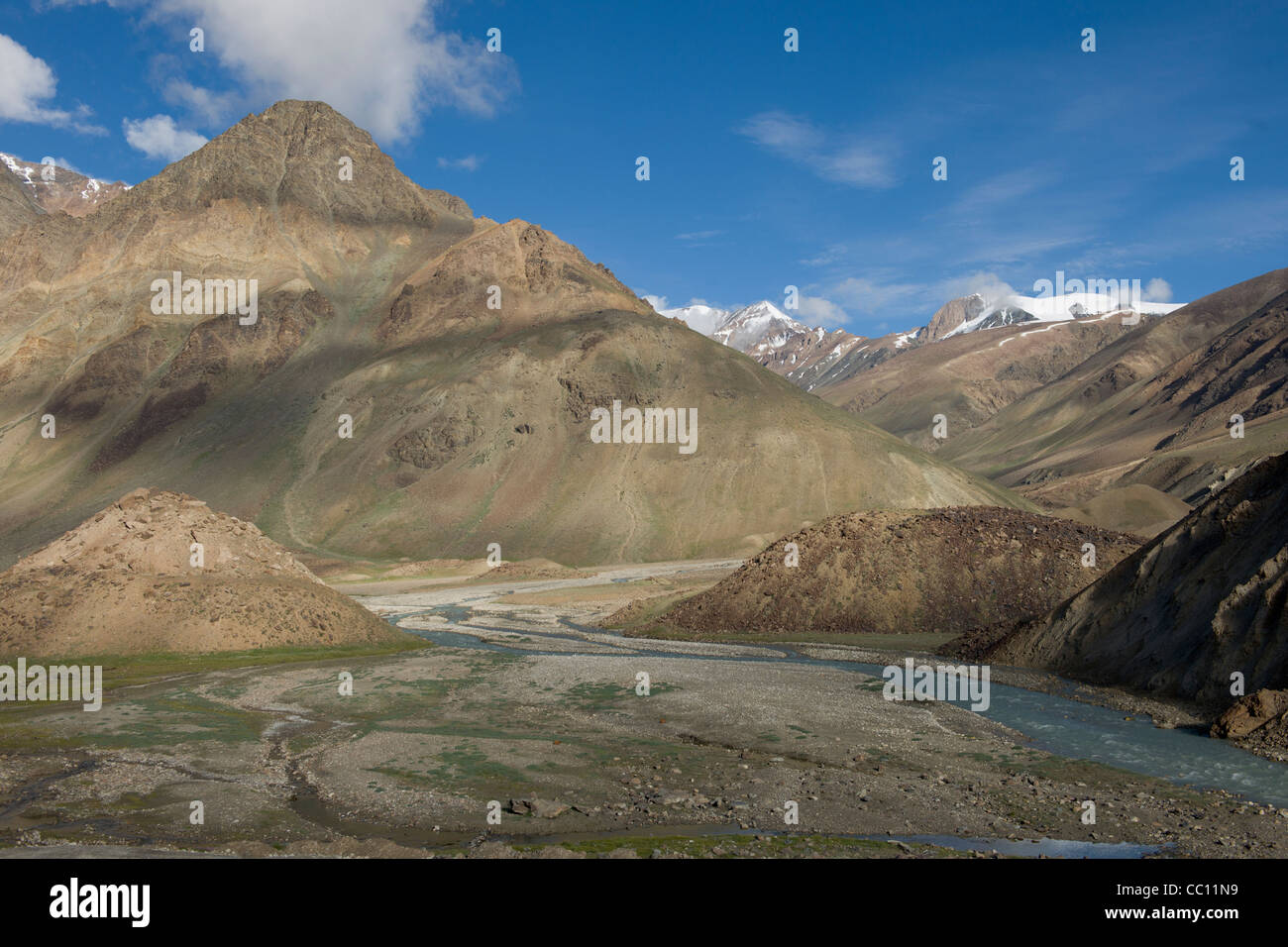 Paysage montagneux accidenté près de Sarchu sur la route Leh-Manali, Himachal Pradesh, Inde Banque D'Images