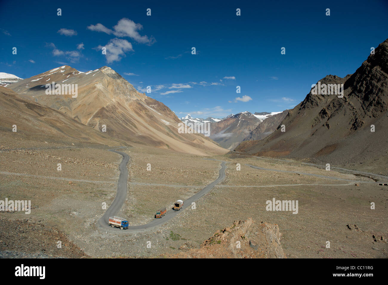 Les camions en passant par une vallée accidentée sur la route Leh-Manali, Himachal Pradesh, Inde Banque D'Images