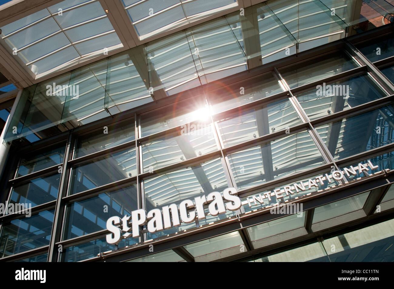 Façade en verre de l'entrée de la gare internationale St Pancras, Londres, Angleterre. Banque D'Images