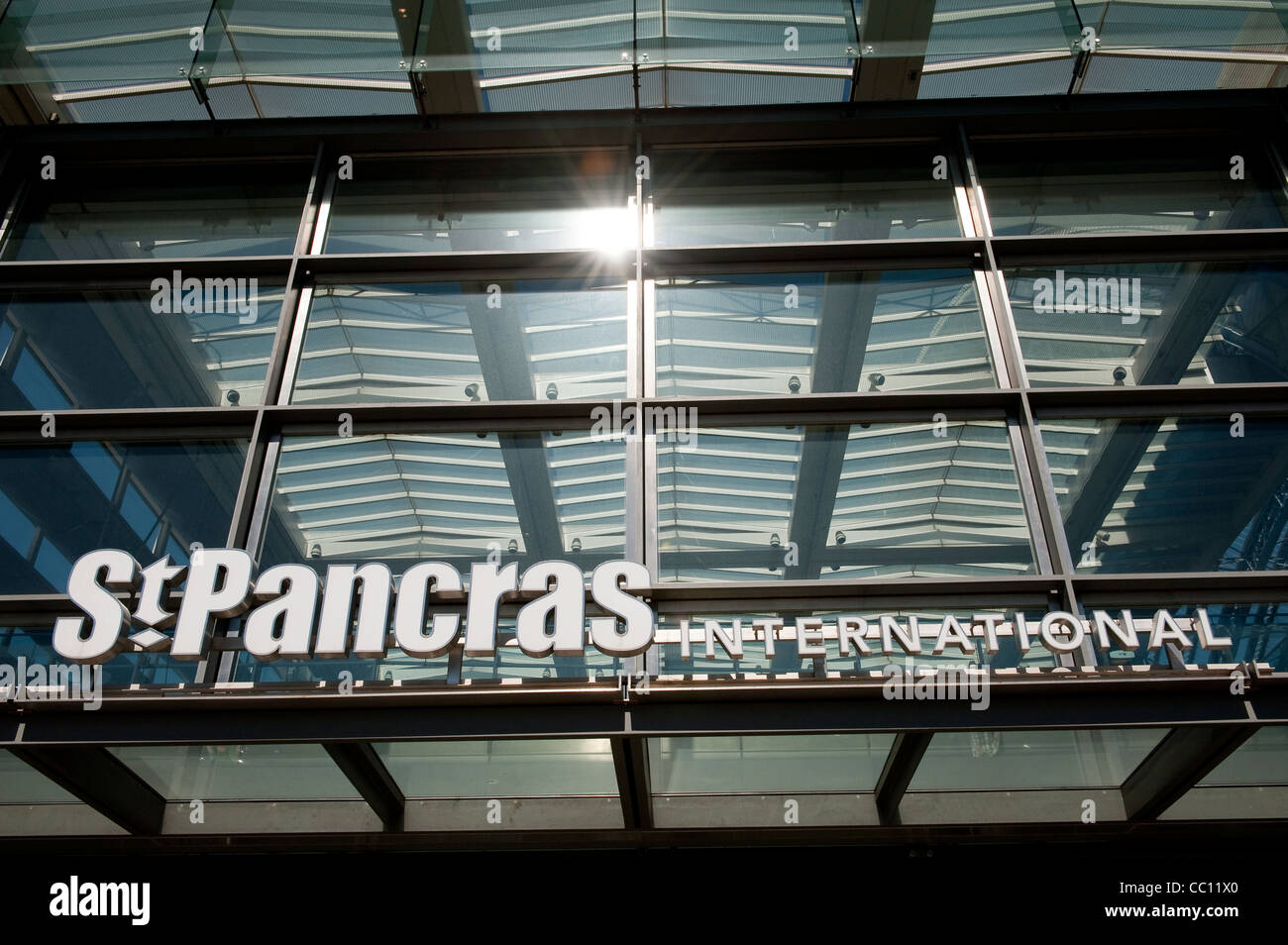Façade en verre de l'entrée de la gare internationale St Pancras, Londres, Angleterre. Banque D'Images