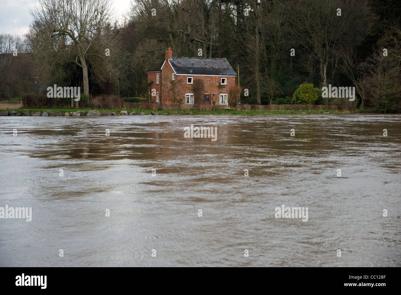 On riverbank cottage idyllique avec River Wye en plein hiver inondation sur le Warren Hay-on-Wye Powys Pays de Galles UK Banque D'Images
