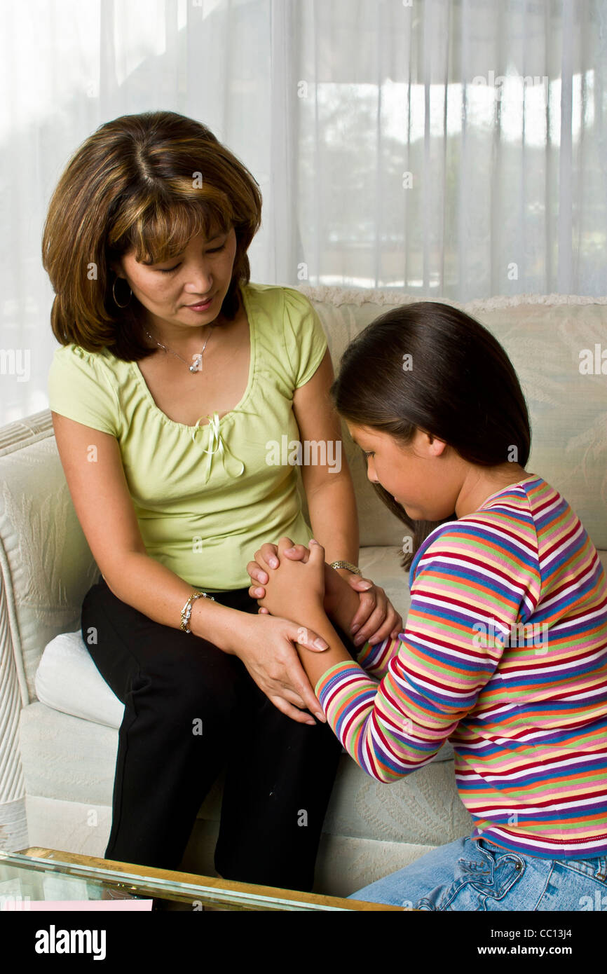 Enfant coréen priant mère parent des profils 10-11 ans Tween préados/caucasien fille coréenne. M. © Myrleen Pearson Banque D'Images