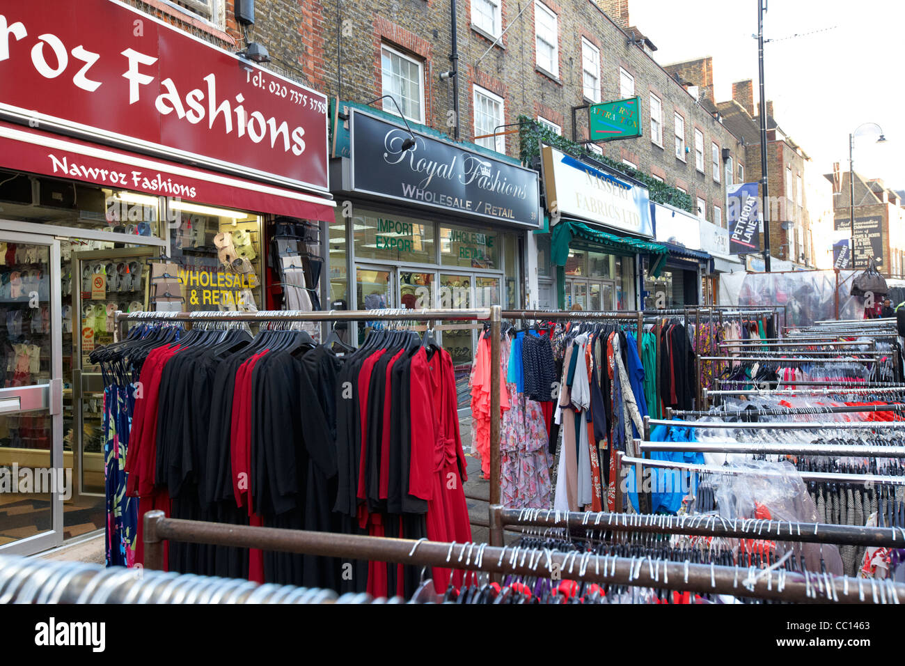 Racks de vêtements à l'avant de la mode et des boutiques de vêtements street market Petticoat Lane London England uk united kingdom Banque D'Images