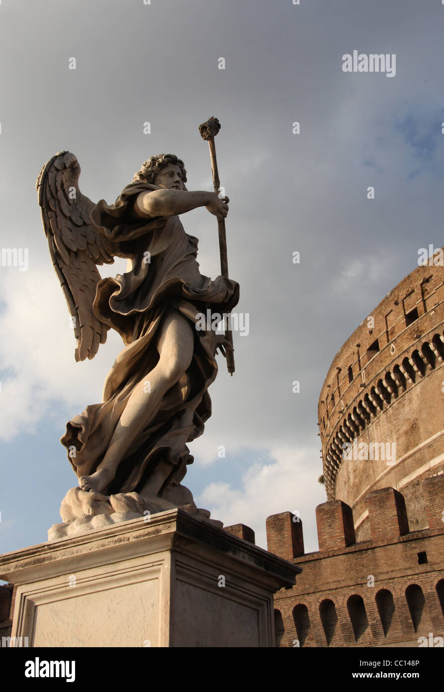 Statue de l'Ange avec l'éponge sur le pont extérieur de Castel Sant Angelo à Rome Banque D'Images