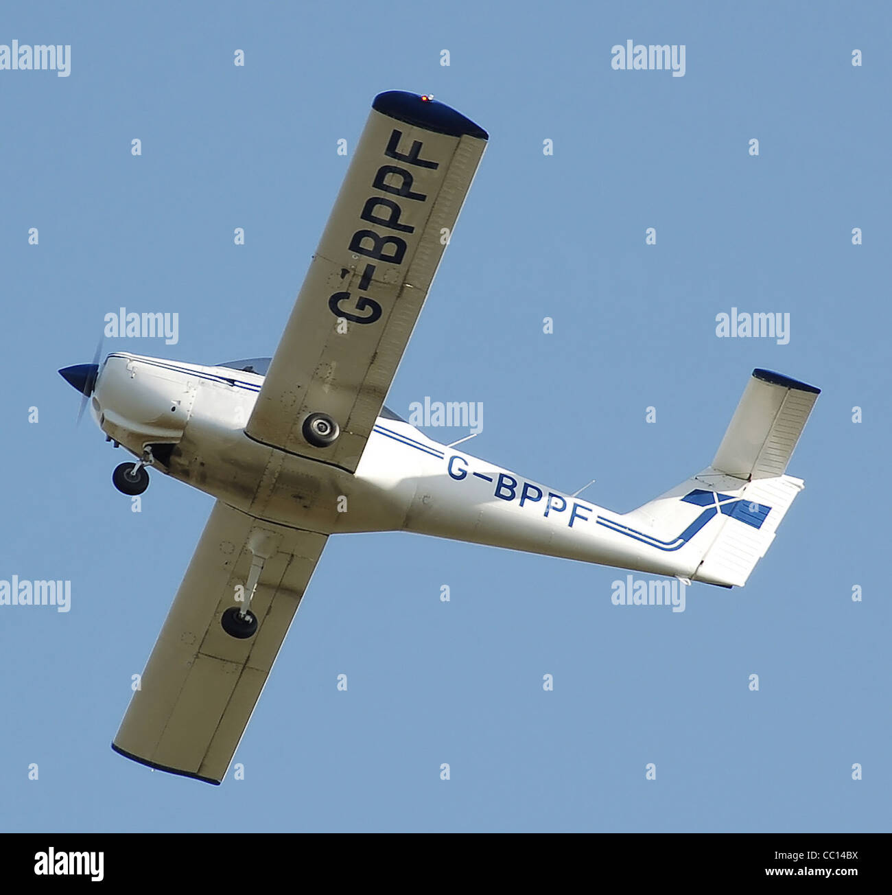 Piper PA-38-112 Tomahawk (G-BPPF) vole au-dessus de l'aéroport international de Bristol, Angleterre Banque D'Images