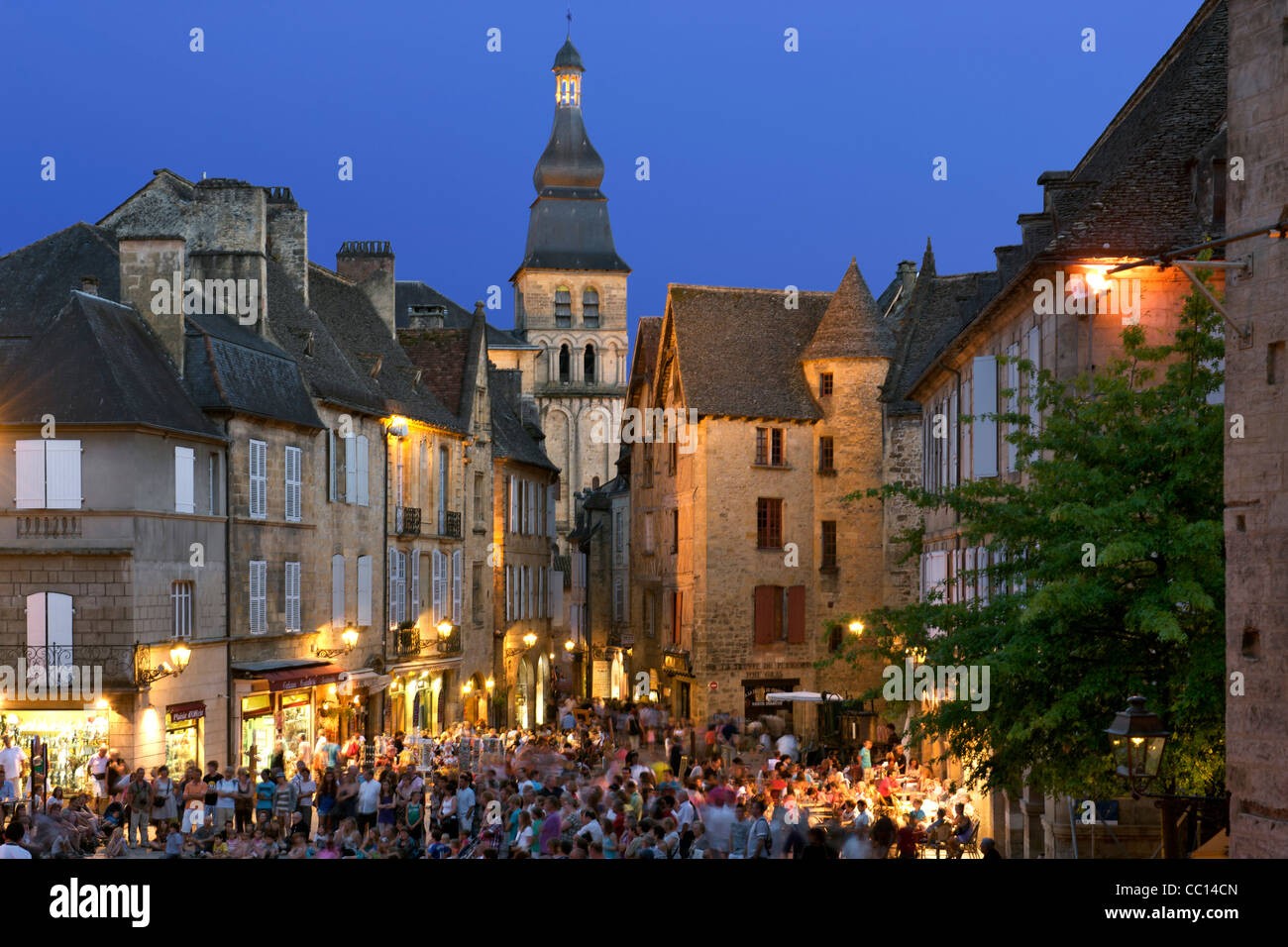 Crépuscule sur la vieille ville de Sarlat, ville située dans la région de la Dordogne au sud-ouest de la France. Banque D'Images