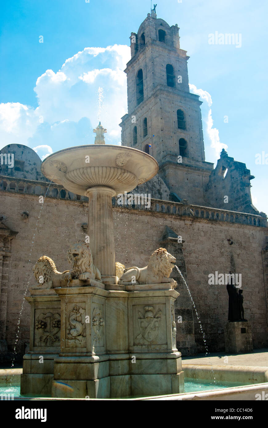Fontaine du Lion (au premier plan) et Convento San Francisco de Asis à Plaza de San Francisco, vieille ville de La Havane, Cuba. Banque D'Images