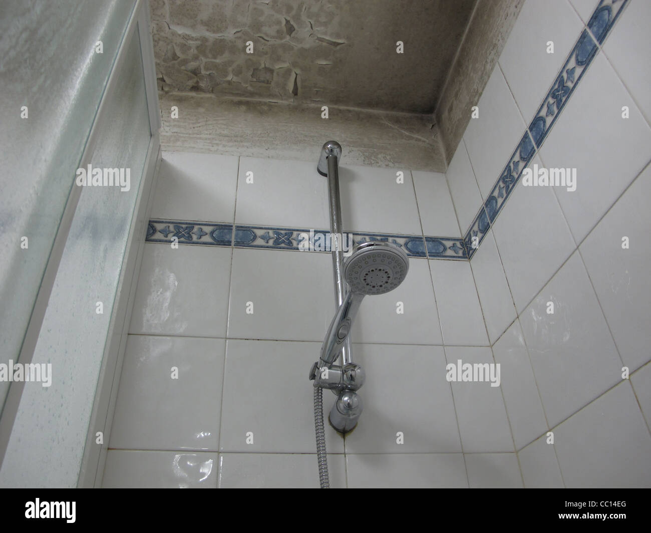 Salle de bains Salle de douche avec peinture écaillée au plafond Photo  Stock - Alamy