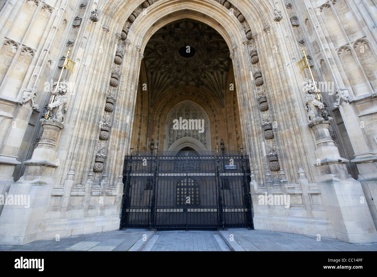 L'entrée dans le pays de la tour Victoria le palais de Westminster abrite des édifices du Parlement London England UK United Banque D'Images
