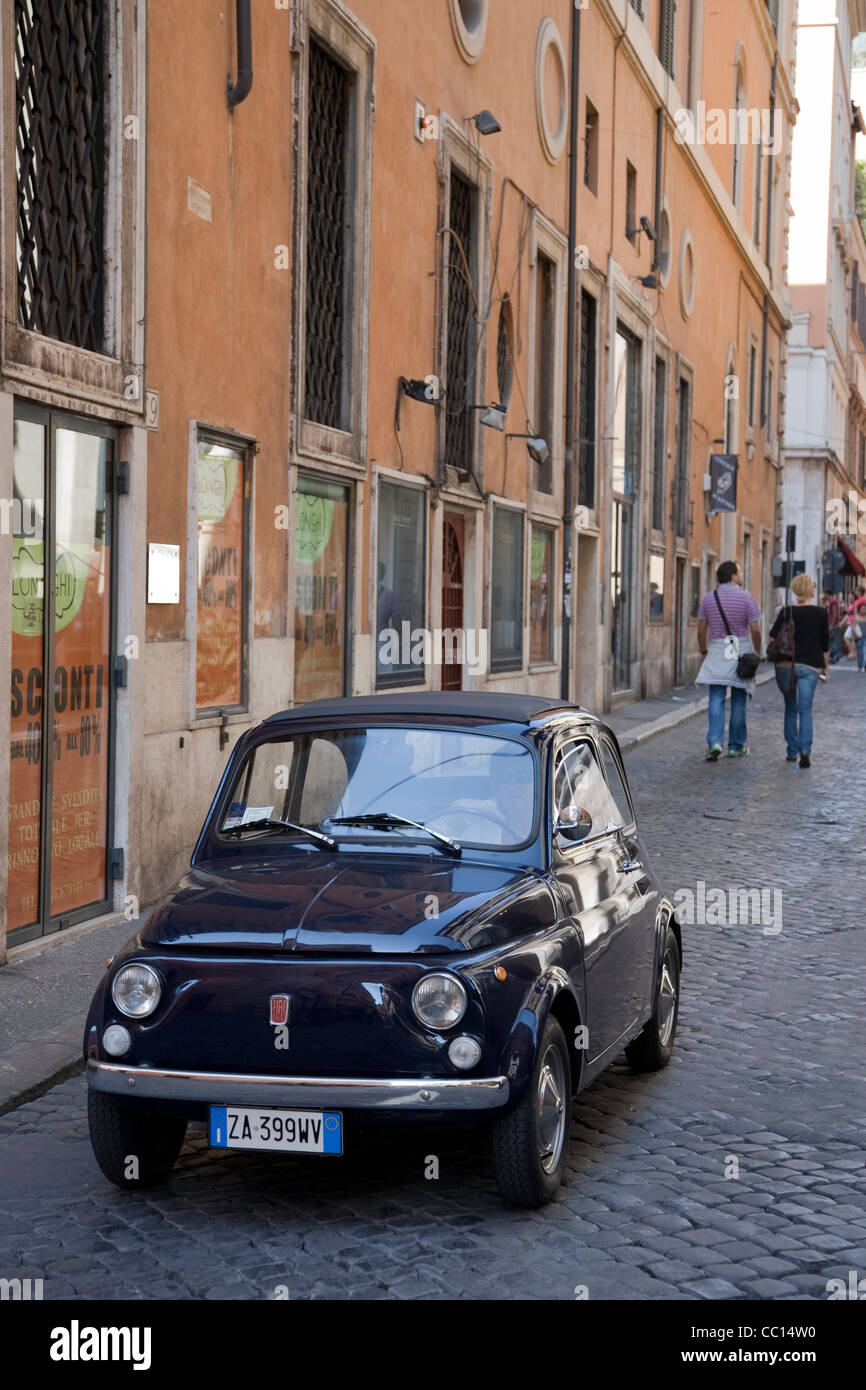 Voiture Fiat dans les rues de Rome, Italie Banque D'Images