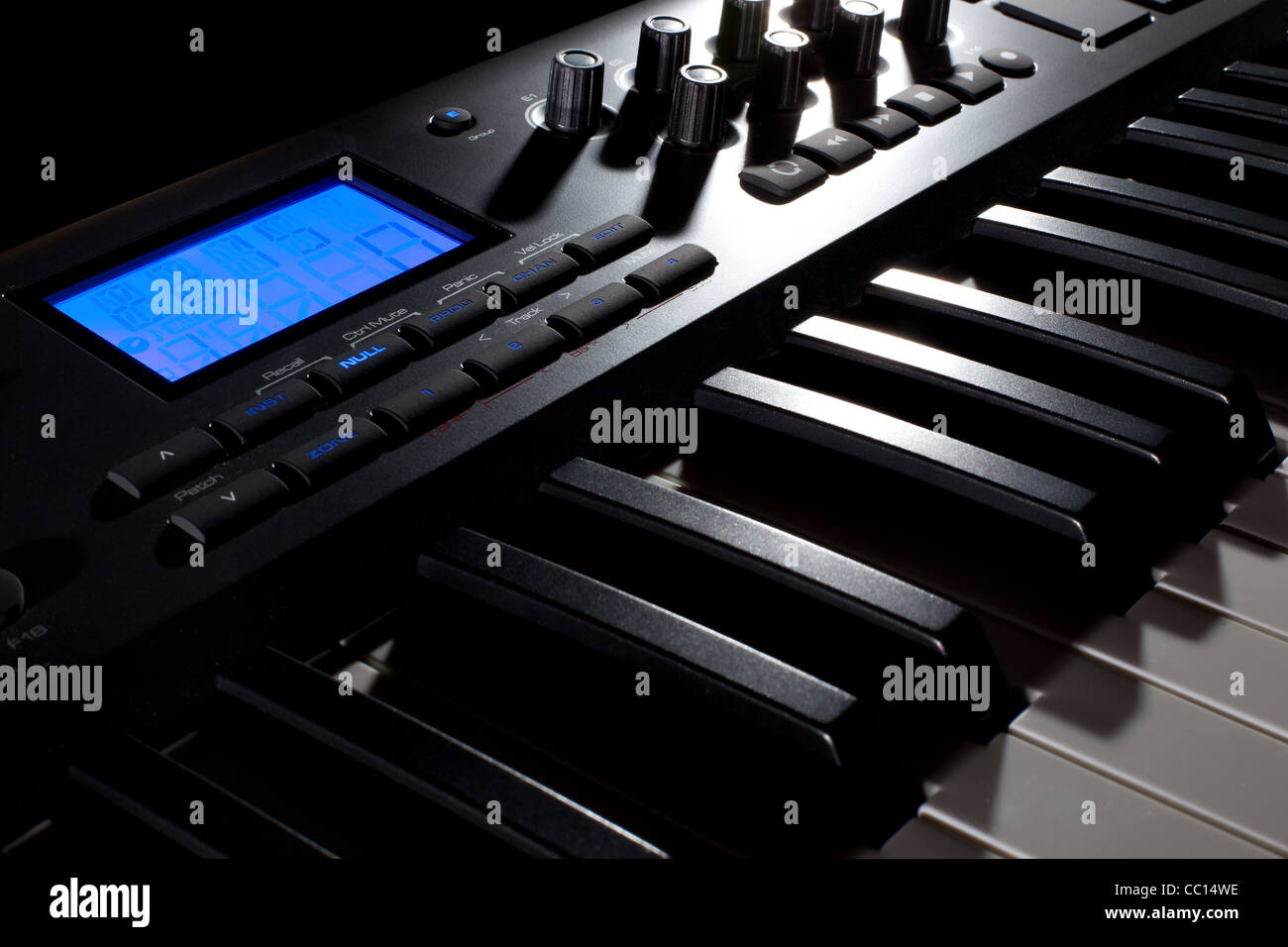 L'Axiom 64, touche Piano clavier midi avec fond noir Photo Stock - Alamy